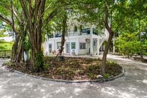 FEATHERS Guesthouse – on 4 Parcels – Great OPPORTUNITY with Financing