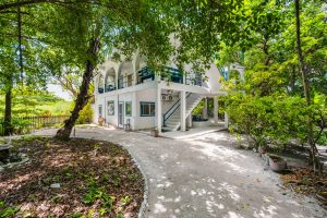 FEATHERS Guesthouse – on 4 Parcels – Great OPPORTUNITY with Financing