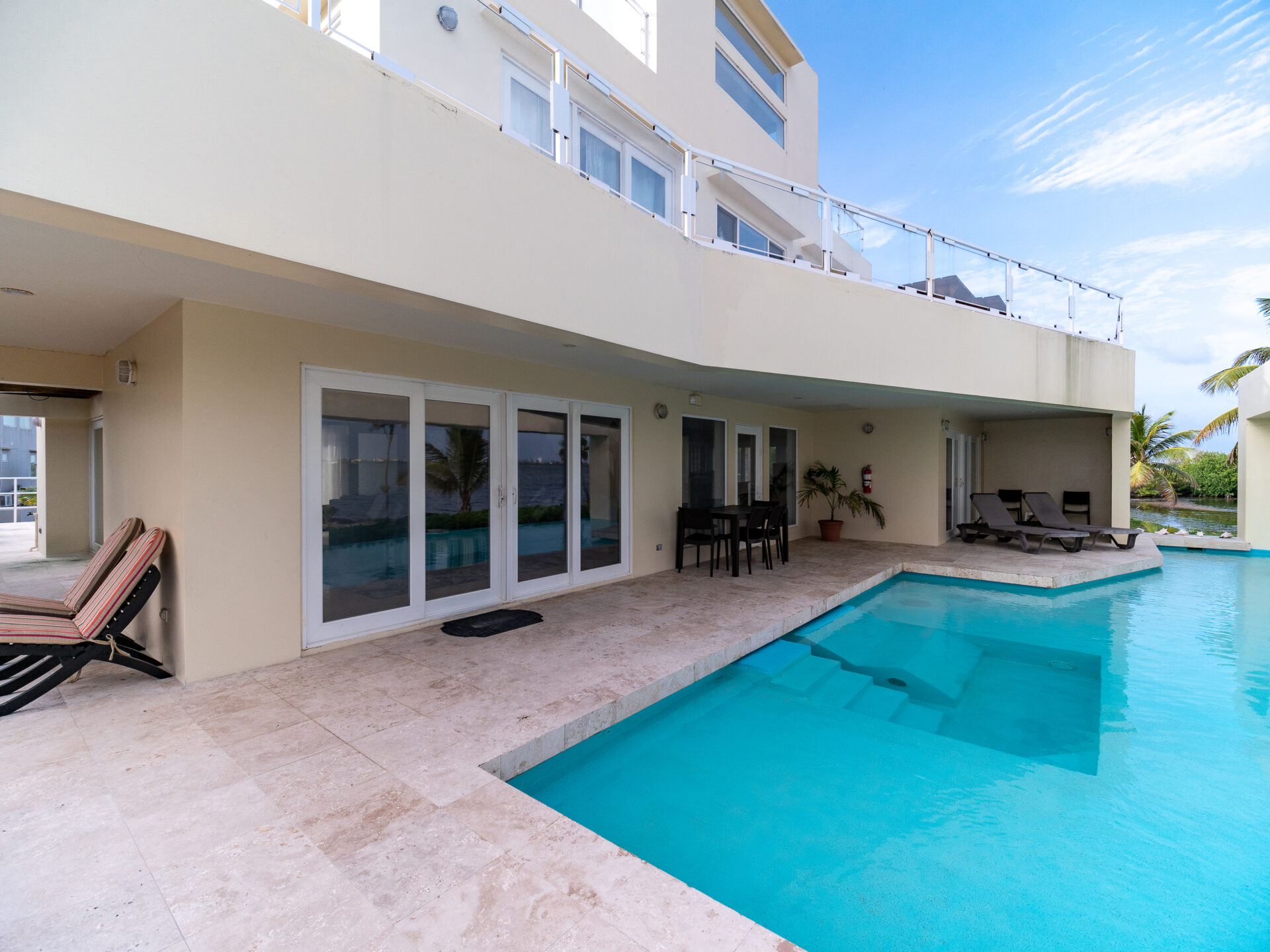 4 Bedroom Luxury Beachfront Villa – Great Investment Opportunity!